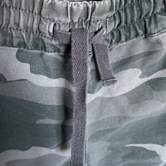 aritzia TNA camo pants - Picture 8 of 9